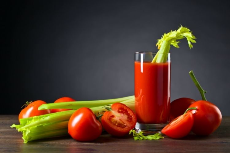 Nước ép cần tây và cà chua chứa nhiều vitamin A, E, C giúp loại bỏ cholesterol xấu, thanh lọc cơ thể, giúp giảm cân nhanh chóng