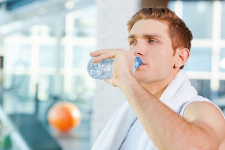 Uống nước giúp cơ thể luôn cảm thấy tràn đầy sức sống, giảm cảm giác đói, từ đó hạn chế nạp thêm thức ăn