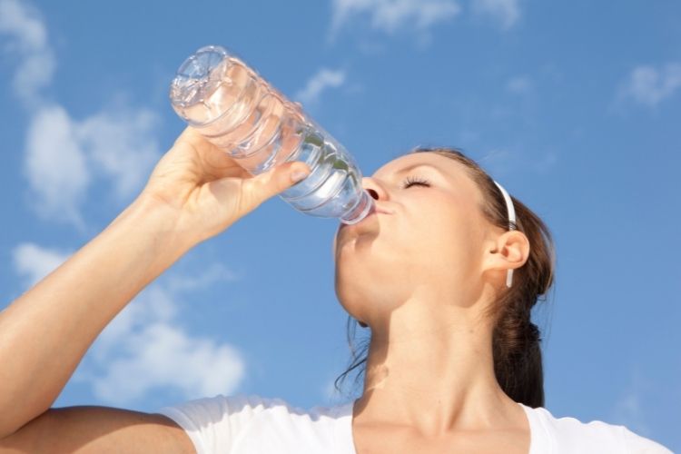 Uống nhiều nước hơn sẽ khiến bạn no lâu và giảm cảm giác thèm ăn