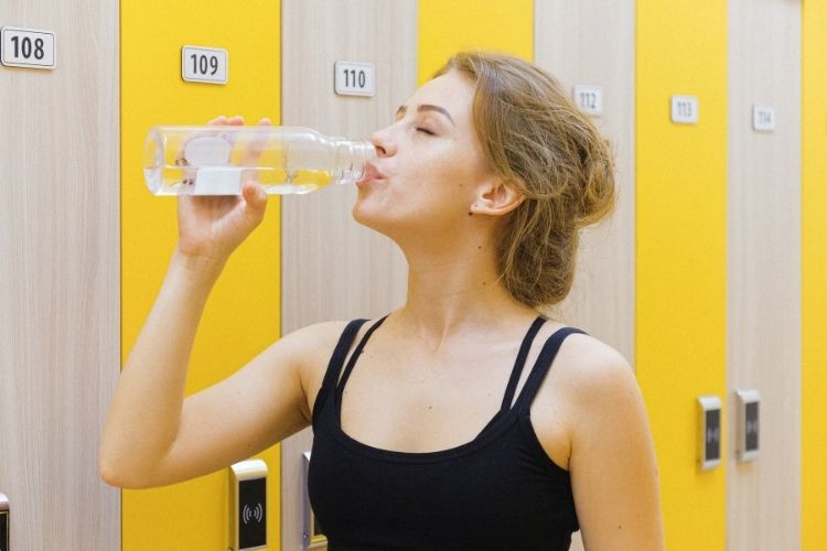 Nước lọc giúp bạn giảm cảm giác thèm ăn