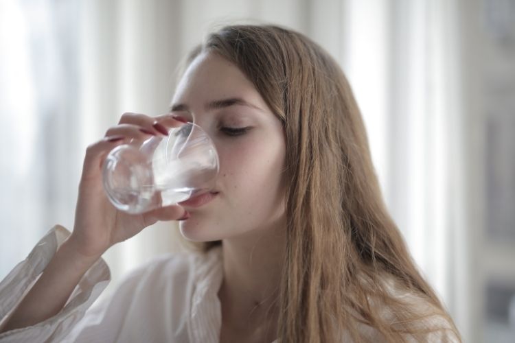 Uống đủ nước mỗi ngày giúp giảm cân hiệu quả