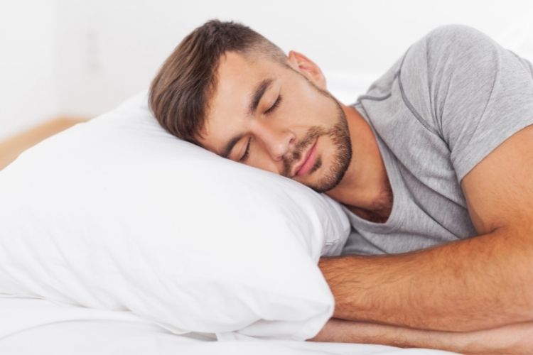 Ngủ đủ giấc giúp hạn chế căng thẳng, giảm cảm giác thèm ăn