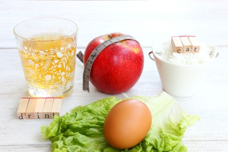 Thực đơn ăn sáng cùng trứng và nước ép táo