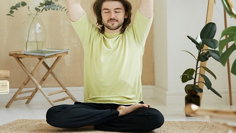 Không chỉ phụ nữ mà nam giới cũng có thể tập yoga giảm cân