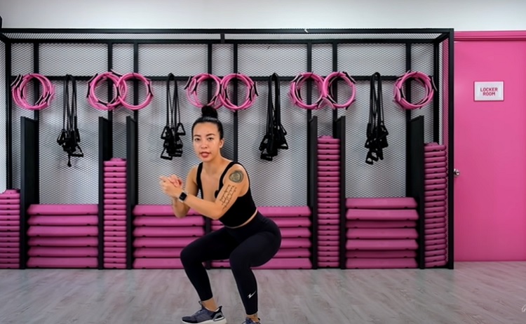 Kết hợp giữa nhảy cao và squat là bài tập giảm mỡ bụng tại nhà hoàn hảo