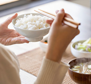 Nữ nghệ sĩ giảm 4,6kg chỉ sau 2 tuần nhờ... ăn cơm giảm cân, chuyên gia Nhật Bản chia sẻ 5 mẹo giảm cân nhờ việc ăn cơm - Ảnh 1.